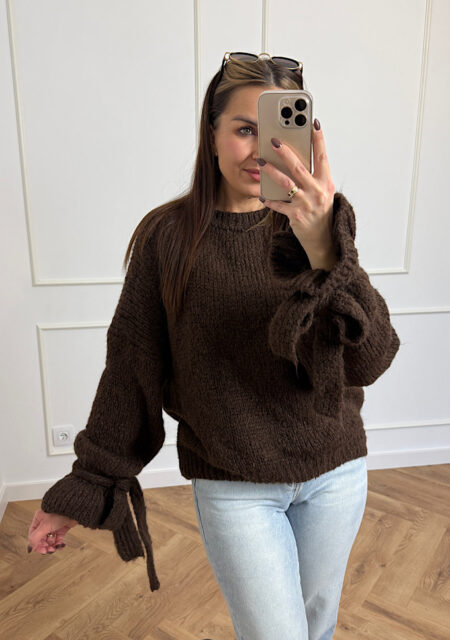 Sweter chmurka z dzwoneczkiem wiązanym czekolada